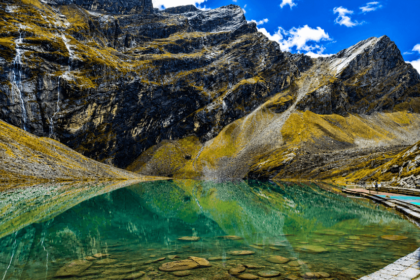 Hemkund Sahib Gurudwara clear lake