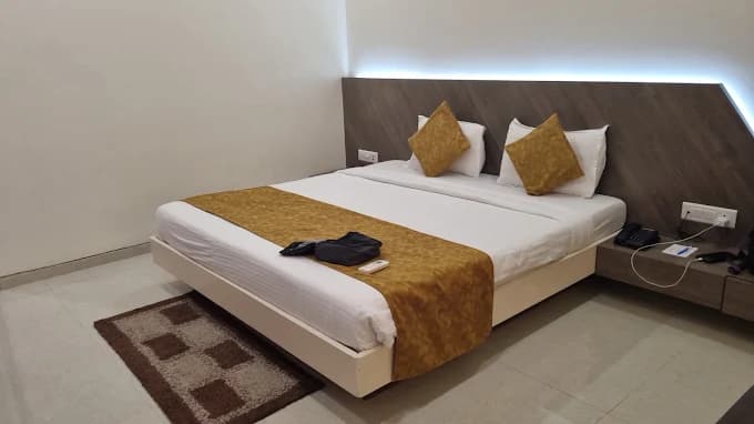 DELUXE DOUBLE BED