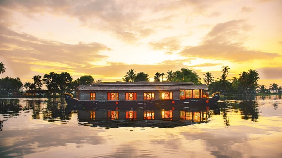 Premium A/C houseboats in Kumarakom