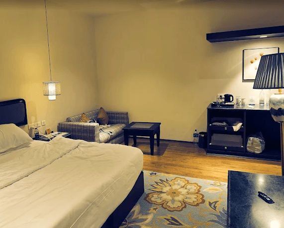 PREMIUM ROAD VIEW ROOM