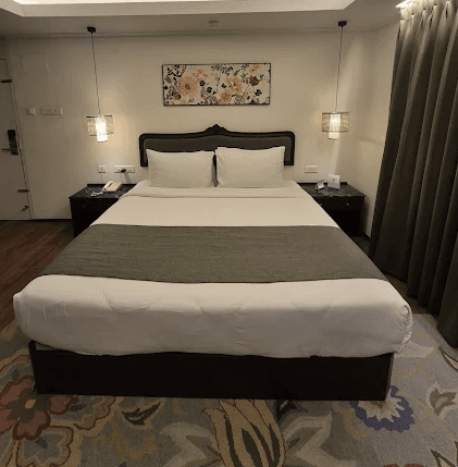 LUXURY ROAD VIEW ROOM