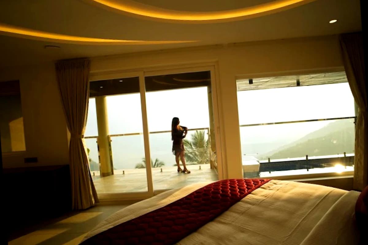 Cliff Private Pool Room