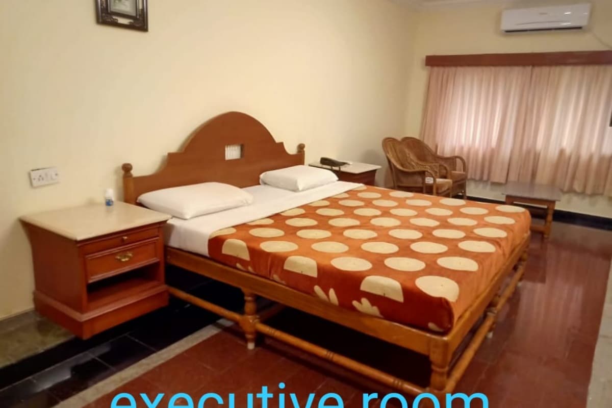 EXECUTIVE ROOM