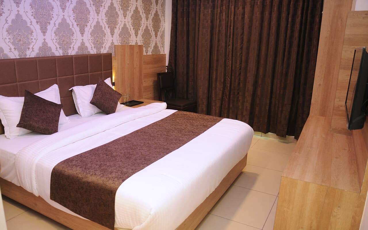 DELUXE DOUBLE BED