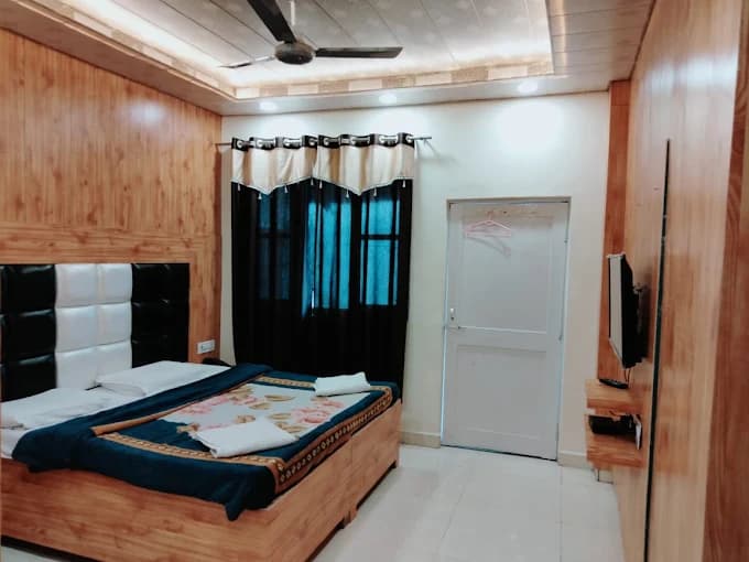 DELUXE ROOM
