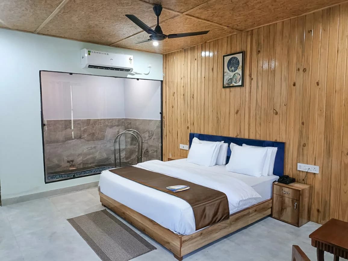 Plunge  pool room