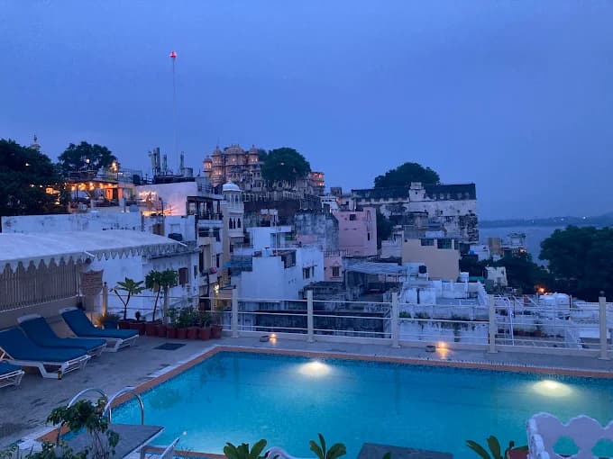 Udaigarh Udaipur - Heritage Hotel with Lake View Rooftop