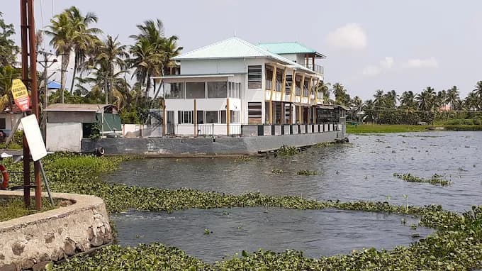 PMC Lakeshore Resort & Houseboat photo 5