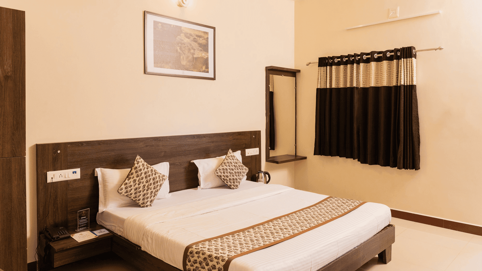 DELUXE ROOM