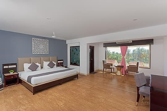 Suite room with bathtub