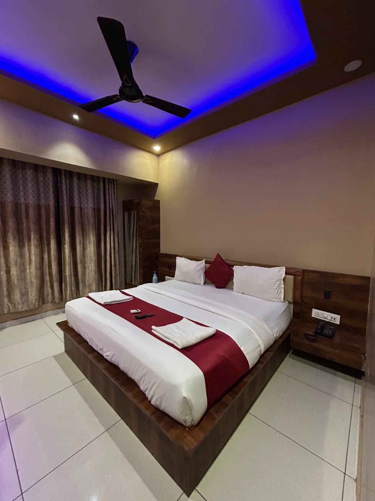DELUXE ROOM