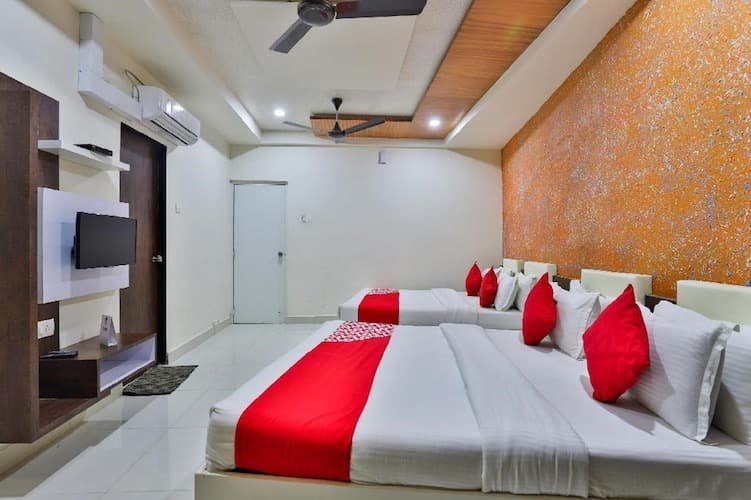 Deluxe 3 Bed AC Room