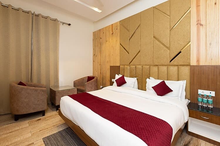 DELUXE ROOM