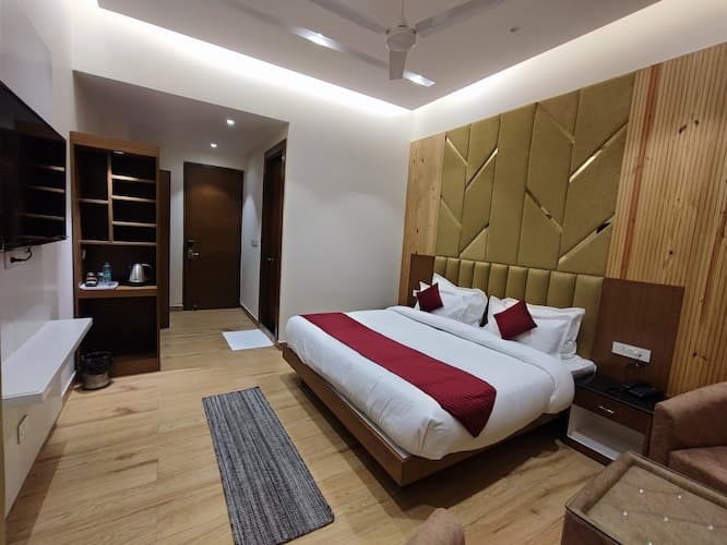 Queen Balcony Room
