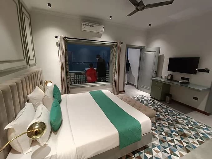 DELUXE ROOM