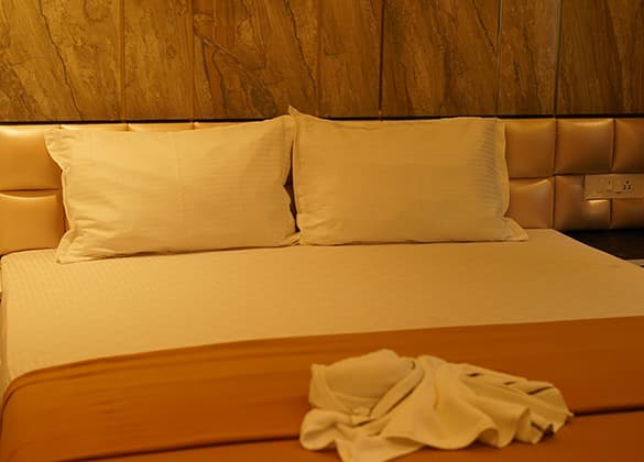 DELUXE ROOMS