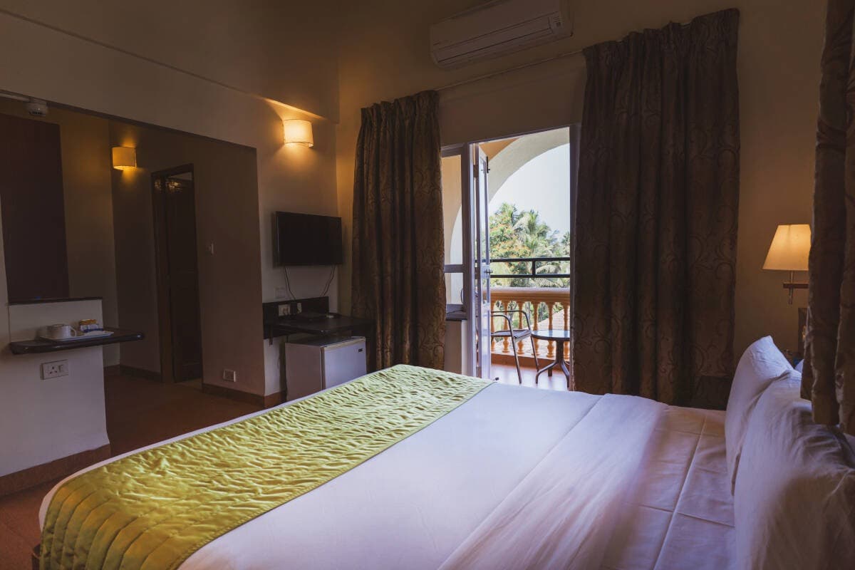 Deluxe Pool View Room
