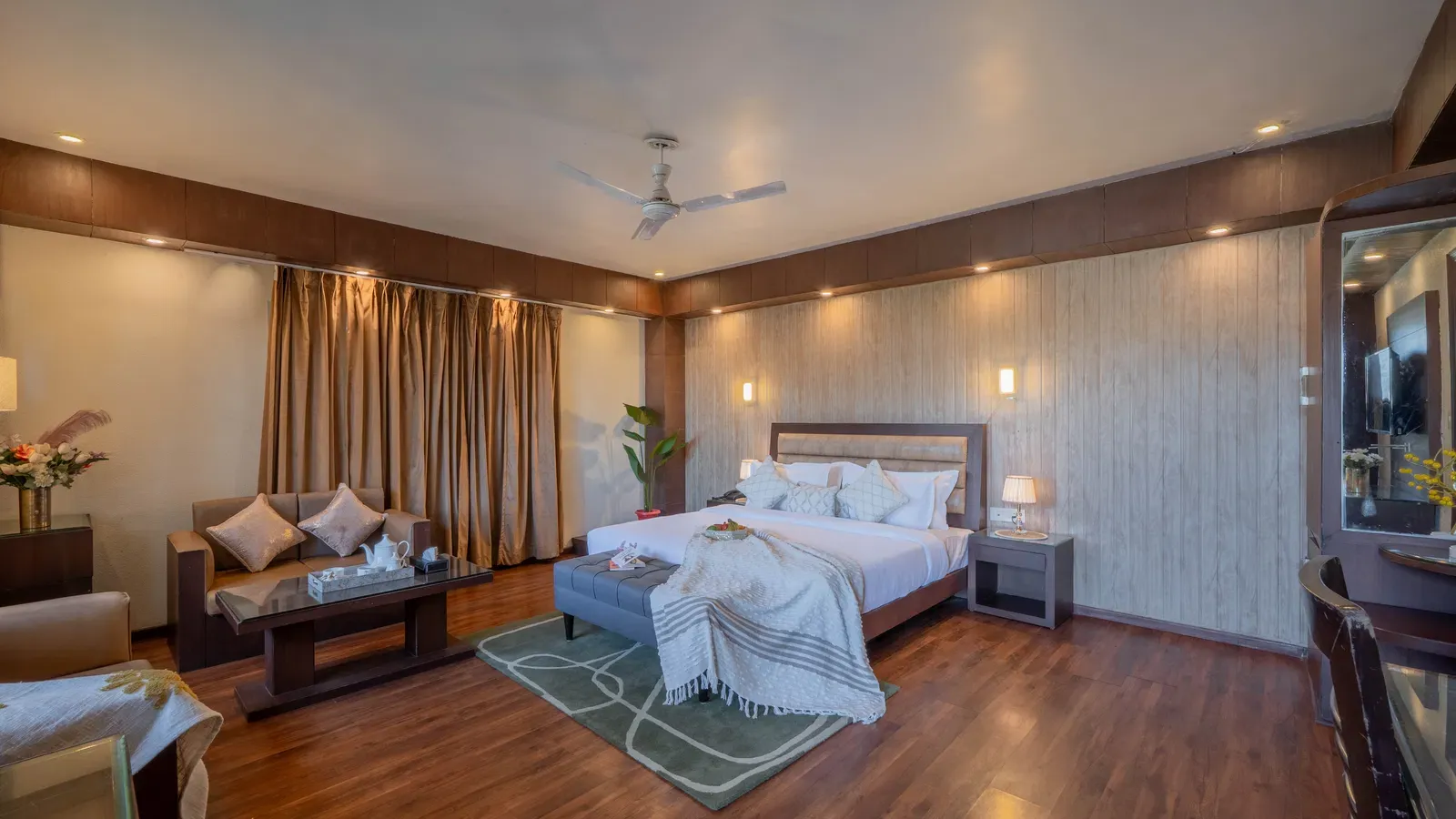 Junior suite with Balcony and Hill view