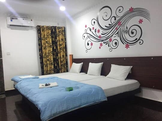 TRIPLE BED WITH AC