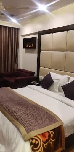 Superior Valley Room