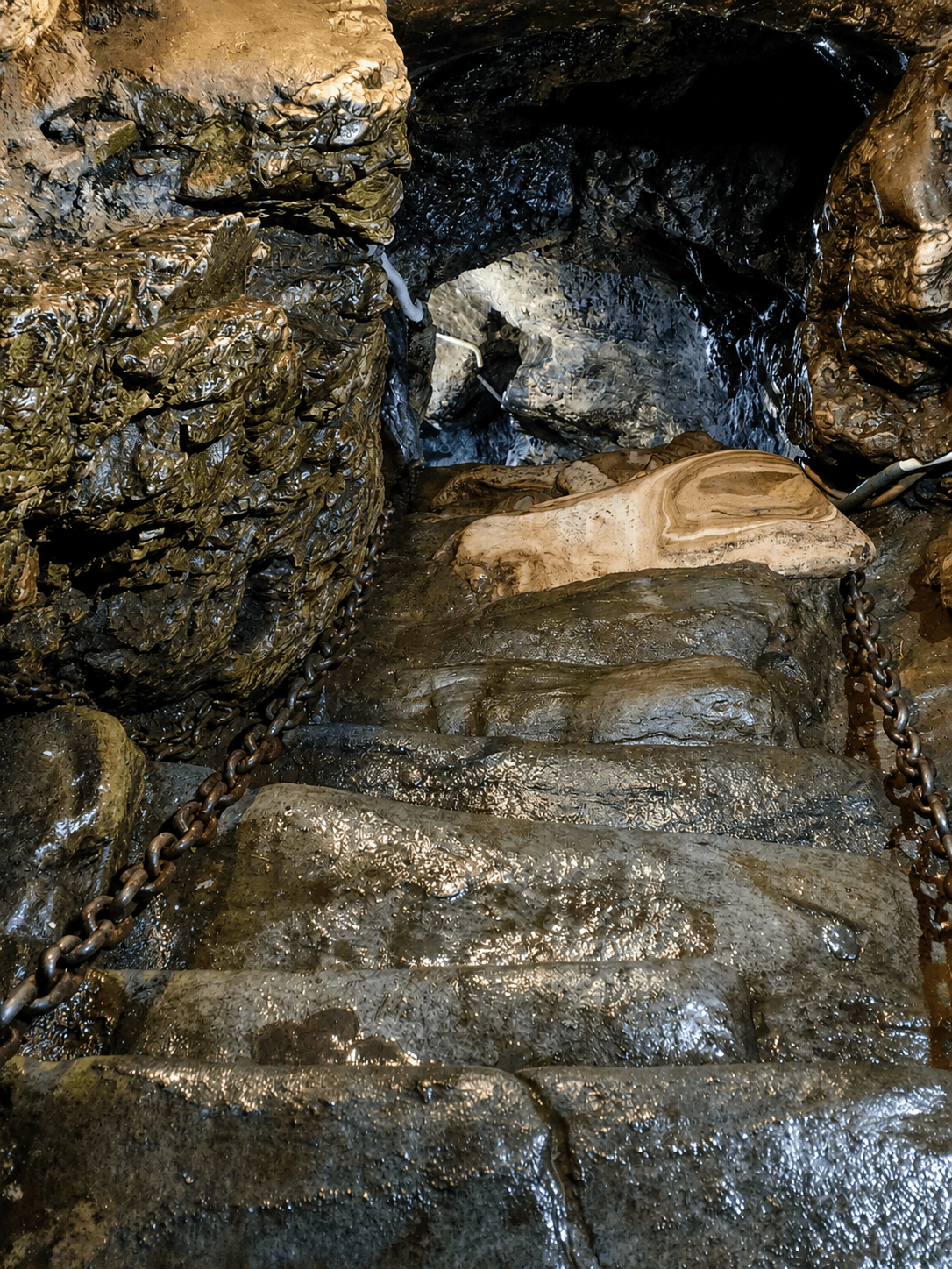 Patal Bhuvaneshwar Cave Temple