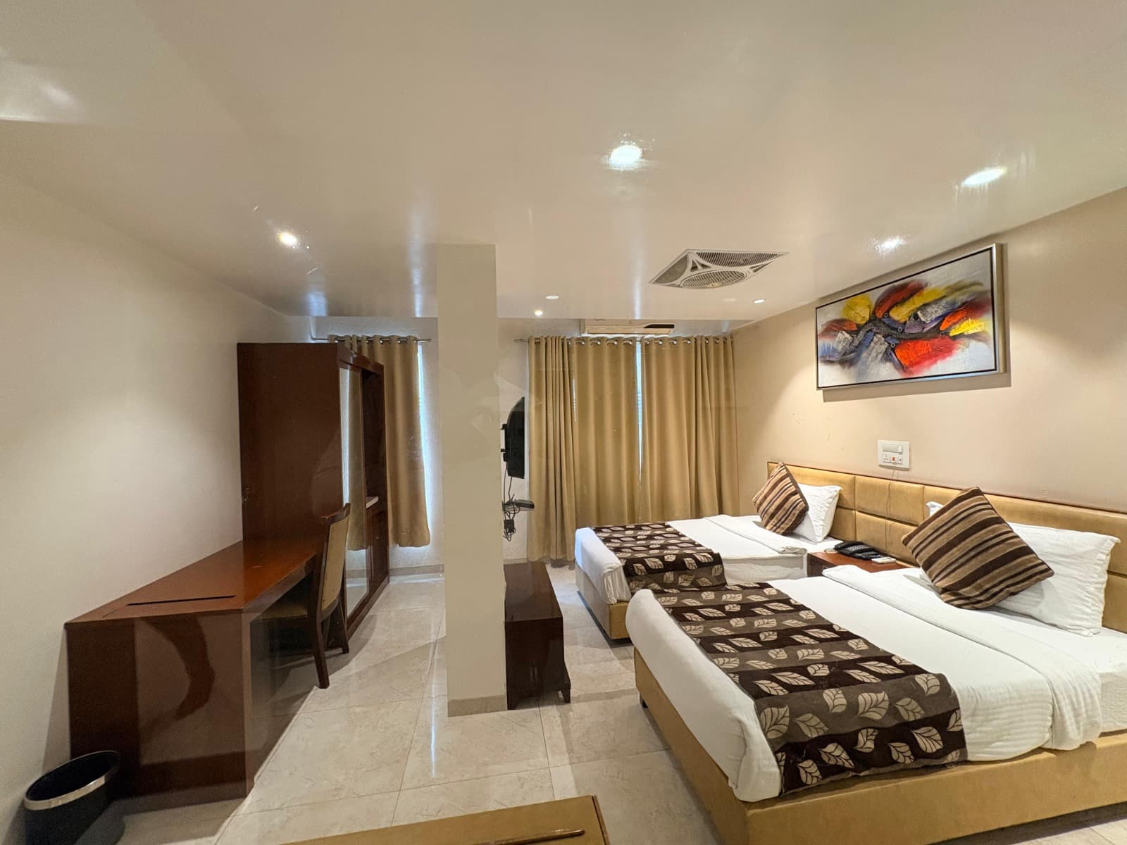 DELUXE ROOM