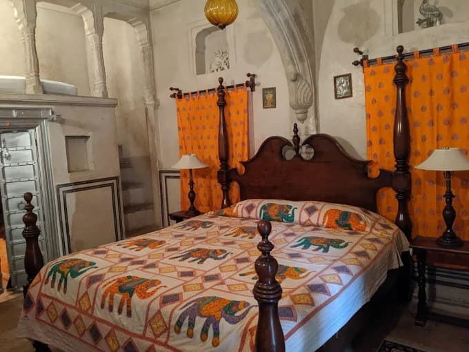 SINGLE ROOM