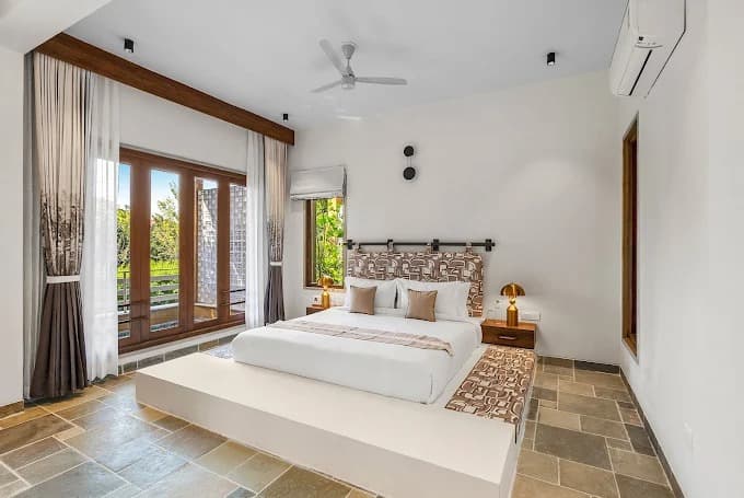 ELIVAAS Still River Suites Plunge Pool
