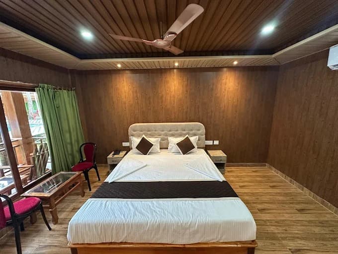 DELUXE ROOM