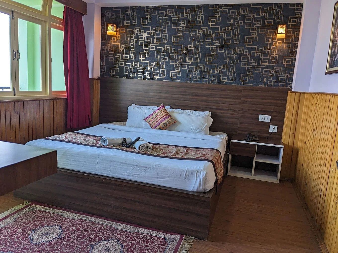 DELUXE ROOM