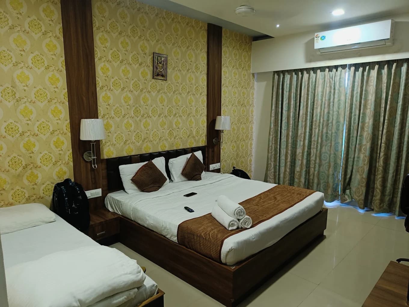 Elegance Room ( 3 Bed family room)