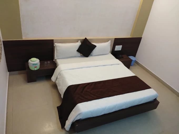 Double Bed AC