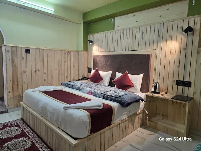 DELUXE ROOM