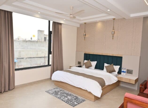 DELUXE ROOM