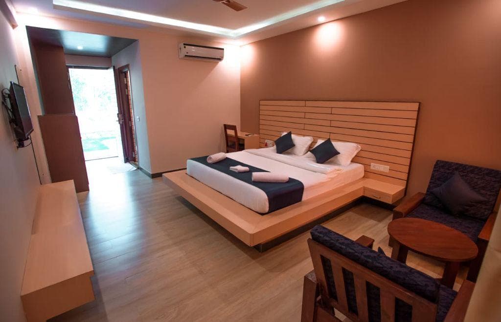 Deluxe pool facing room