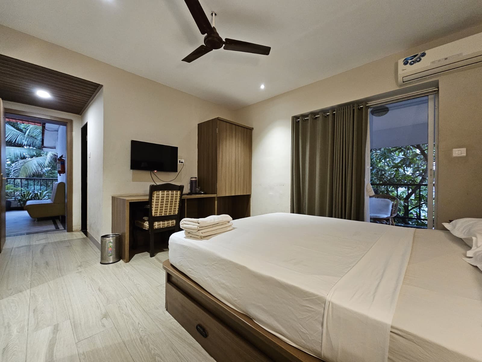 Deluxe A/C Room