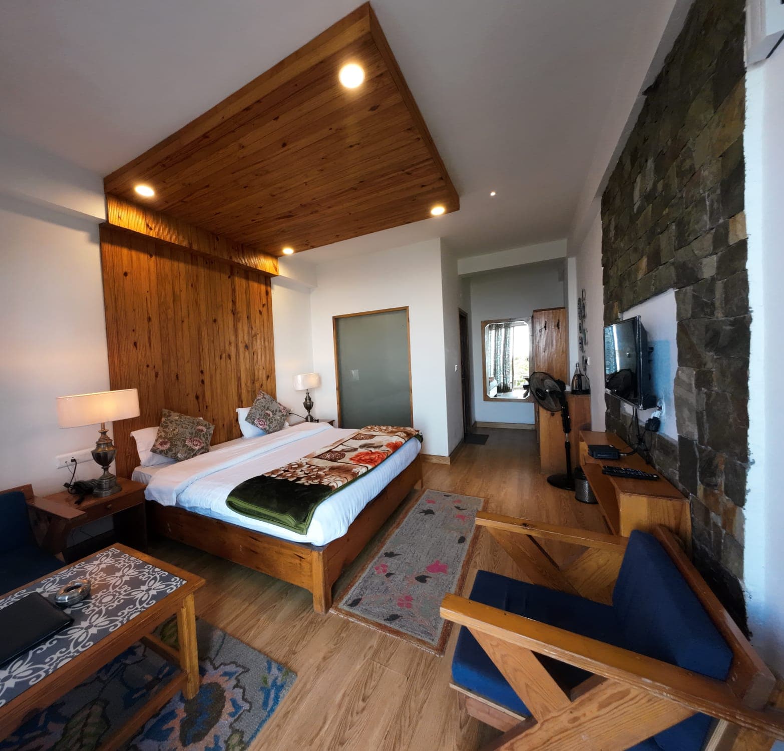 Deluxe Pine Room